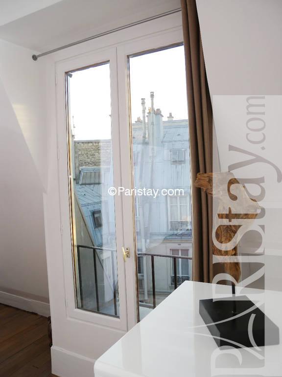 Salon Gris Taupe Bois : Paris location meublée Appartement type T2 Wagram 1 bedroom Salon Gris Taupe Bois : Paris location meublée Appartement type T2 Wagram 1 bedroom